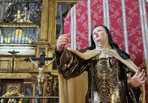 Ana de Jesús, ante el sepulcro de Santa Teresa en Alba (Padres Carmelitas. Medina del Campo).